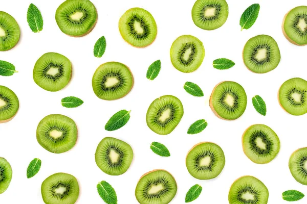 Kivi Meyve ve nane yaprakları beyaz arka plan üzerinde izole meyve desen yaptı.