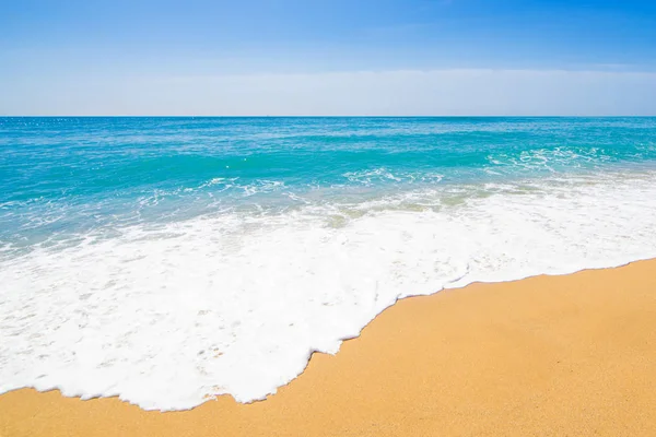 Playa Tropical Con Suave Ola Océano Azul Arena — Foto de Stock