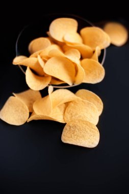 Patates cipsi kopya alanı siyah zemin üzerine. 