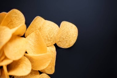 Kopya alanı siyah zemin üzerine patates cipsi görünümü Kapat. 