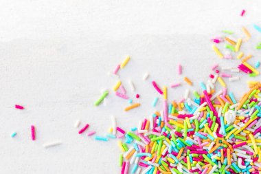 Şeker çikolata kek ve ekmek için dekorasyon olarak beyaz arka plan üzerinde.