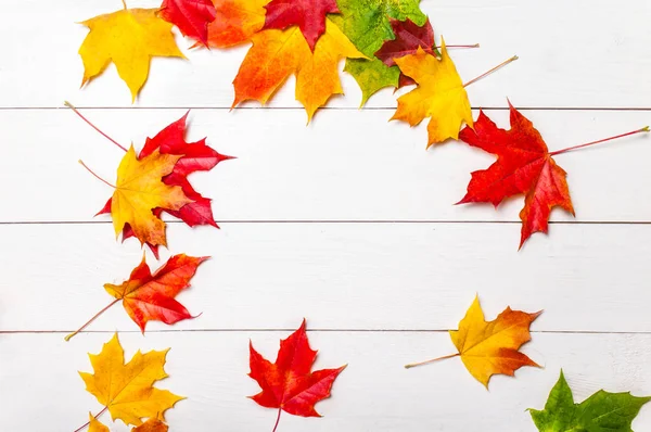 Podzimní Rámeček Kompozice Klesající Podzimní Listy Bílém Pozadí Copy Prostor — Stock fotografie