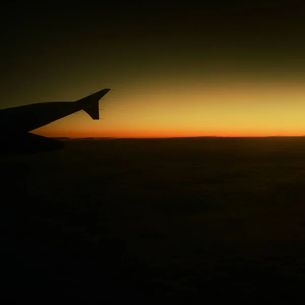 Nézd Szárny Repülőgép Ablakból Felhők Felett Utazási Koncepció — Stock Fotó