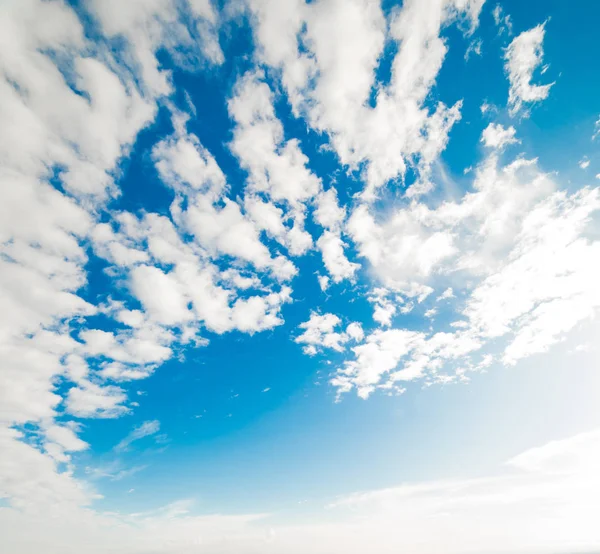 Modrá Obloha Pozadí Bílou Nadýchané Mraky — Stock fotografie