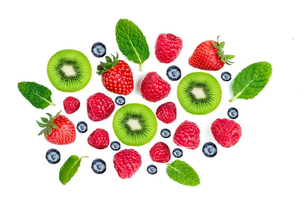 Frische Beeren Und Kiwi Früchte Isoliert Auf Weißem Hintergrund — Stockfoto