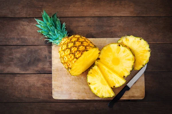Ananas Houtstructuur Achtergrond Hele Gesneden Tropische Ananas Houten Snijplank Met — Stockfoto