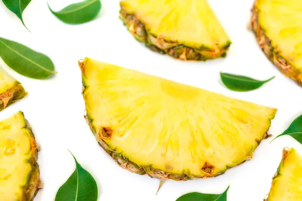 Gesneden Ananas Groene Bladeren Patroon Tropische Ananas Zomer Fruit Geïsoleerd — Stockfoto