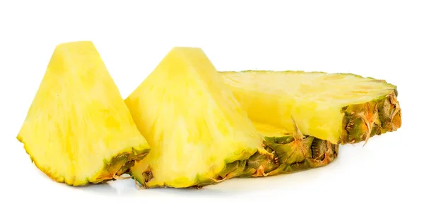 Gesneden Ananas Geïsoleerd Een Witte Achtergrond Macro Verse Ananas Stukjes — Stockfoto