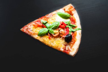 Siyah arka plan üzerine dilim biberli ile İtalyan klasik Pizza servis