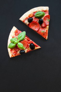 Siyah arka plan üzerine dilim biberli ile İtalyan klasik Pizza servis