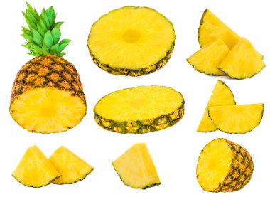 Beyaz arka plan üzerinde izole taze doğranmış ananas