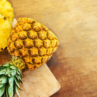 Ananas yarım açık ahşap arka plan doku