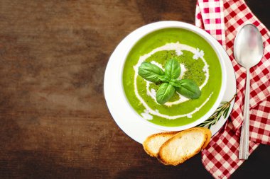 Kase brokoli ve Ispanak kremalı çorba ile Hindistan cevizi kreması 