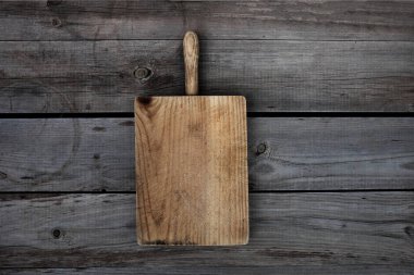 Koyu arkaplanda tahta kesme tahtası