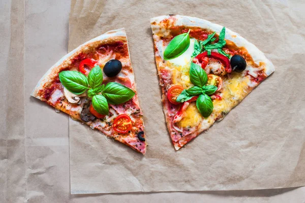 Kagit Üzerinde Dilim Peynir Domates Ile Yapımı Pizza Servis — Stok fotoğraf