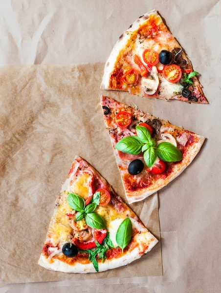 Rebanada Pizza Casera Con Queso Tomates Servidos Sobre Papel Hornear —  Fotos de Stock