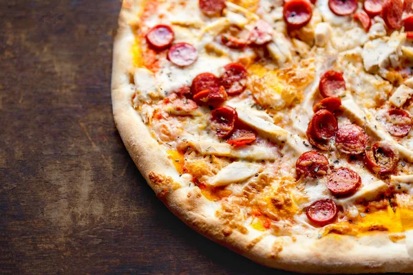 Välsmakande Varm Italiensk Pizza Med Pepperoni Serveras Gamla Träbord — Stockfoto