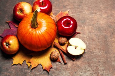 Ahşap arka plan üzerinde sonbahar Şükran arka plan ile kabak, elma ve sonbahar yaprakları  