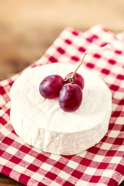 Yumuşak krem peynir Brie kırmızı üzüm ile