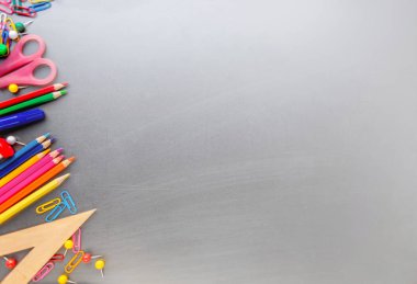 Gri arka planda okul malzemeleri