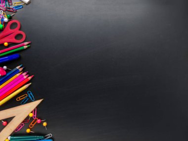 Okul malzemeleri okul kavramı başa blackboard arka plan üzerinde