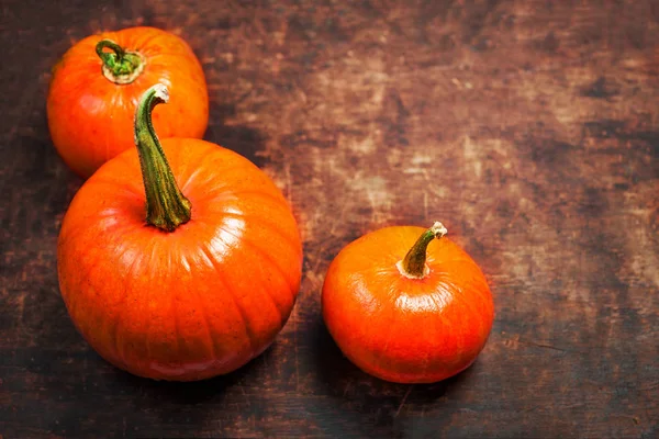 Herfst Thanksgiving Achtergrond Met Oranje Pompoenen Houten Tafel — Stockfoto