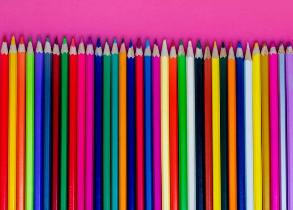 Satır Pembe Bir Arka Plan Üzerinde Renkli Kalemler — Stok fotoğraf