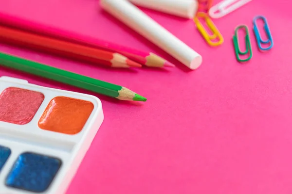 学校コンセプトに ピンクの背景に学校 事務用品 — ストック写真