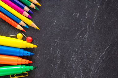 Okul siyah tebeşir tahtası arka planda, üstten görünüm sağlar. Geri okul ve eğitim kavramı için. Düz yatıyordu boşluk