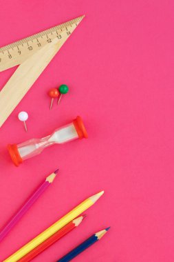 Okul ve ofis malzemeleri pembe arka plan, üstten görünüm üzerinde. Okula dönüş. Yat, girintili Kopyala