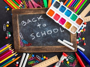  Arka plan okula dönüş. Siyah tebeşir tahtaya okul malzemeleri. Düz yatıyordu