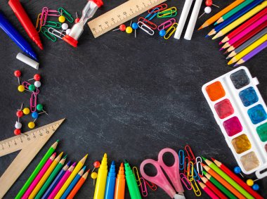  Arka plan okula dönüş. Siyah tebeşir tahtaya okul malzemeleri. Düz yatıyordu