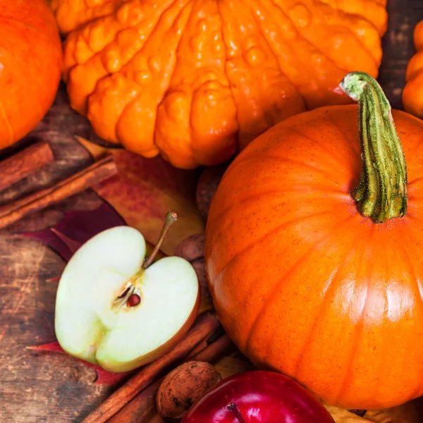 Oogst Thanksgiving Achtergrond Met Pompoenen Appels Gevallen Bladeren Houten Achtergrond — Stockfoto