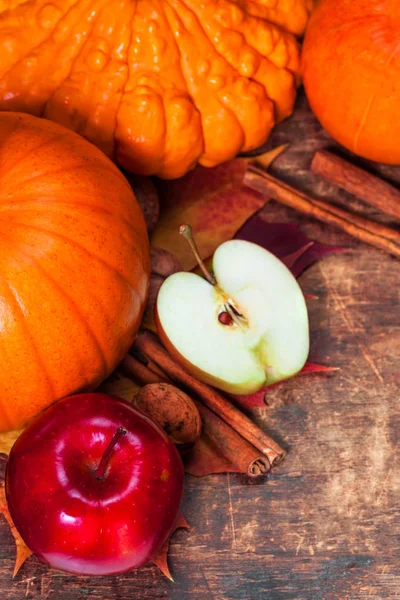 Oogst Thanksgiving Achtergrond Met Pompoenen Appels Gevallen Bladeren Houten Achtergrond — Stockfoto