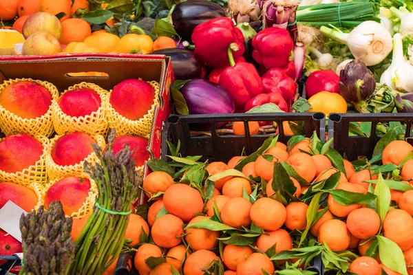 Várias Frutas Legumes Frescos Balcão Mercado Livre Uma Grande Escolha — Fotografia de Stock
