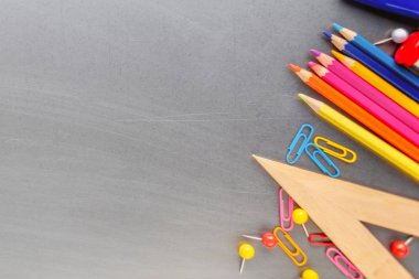 Okula dönüş. Okulun genel gider atış ileti örneğiyle gri arka plan üzerinde sağlar. Düz yatıyordu. Kopya alanı