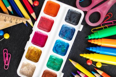  Arka plan okula dönüş. Siyah tebeşir tahtaya okul malzemeleri. Düz yatıyordu