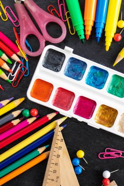  Arka plan okula dönüş. Siyah tebeşir tahtaya okul malzemeleri. Düz yatıyordu