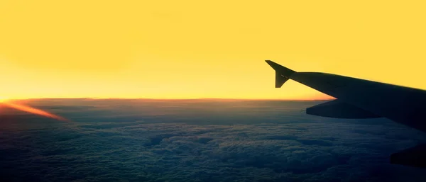 Avión Pasajeros Vista Desde Ventana Del Avión Ala Durante Atardecer —  Fotos de Stock