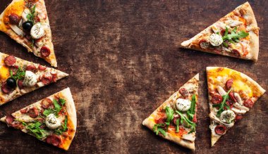 Sıcak pizza dilim Pepperoni, peynir rustik ahşap masa portre üzerinde erime ile. Pizza yemeye hazır. Üstten görünüm