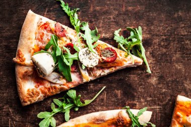 Sıcak pizza dilim Pepperoni, peynir rustik ahşap masa portre üzerinde erime ile. Pizza yemeye hazır. Üstten görünüm