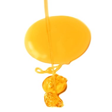 Tatlım bırak izole üzerinde beyaz arka plan. Tatlı bal nokta, closeup damlayan