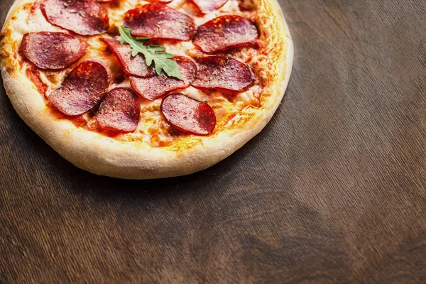 Varm Pizza Med Pepperoni Smältande Ost Ett Rustikt Träbord Närbild — Stockfoto