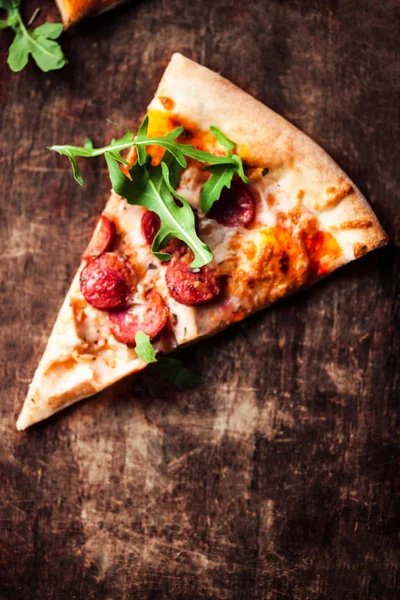 Forró Pizza Szelet Pepperoni Olvadó Sajt Egy Rusztikus Fából Készült — Stock Fotó