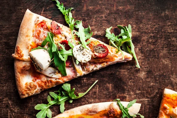 Varm Pizza Slice Med Pepperoni Smältande Ost Ett Rustikt Träbord — Stockfoto