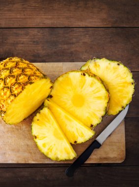 Ahşap doku arka plan üzerinde ananas