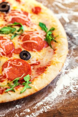 Sıcak pizza Pepperoni, roka ve peynir rustik ahşap tablo 