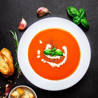 Siyah arduvaz masada otlar ile domates çorbası