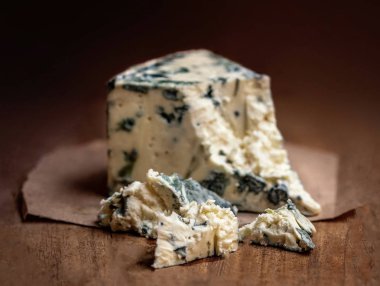 Rustik ahşap zemin üzerine mavi peynir Gorgonzola