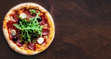 Koyu arka plan üzerine biberli sosis ile sıcak pizza